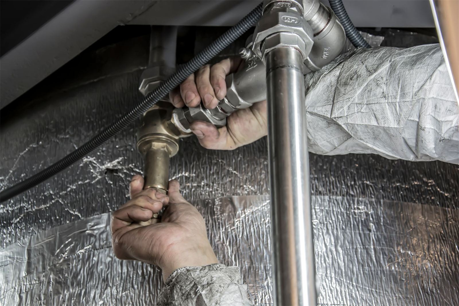 Técnico sanitario ajustando conexiones de cañerías